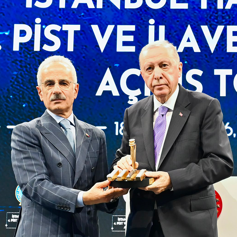 CUMHURBAŞKANI ERDOĞAN’IN TALİMATIYLA 4. PİSTTEN İLK UÇAK HAVALANDI