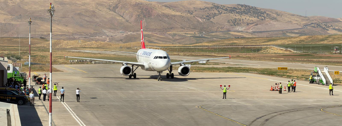 YENİLENEN SİİRT HAVALİMANI’NA İLK YOLCU UÇAĞI İNDİ