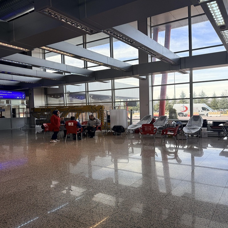 HAVALİMANIMIZDA DÜZENLENEN KAN BAĞIŞI KAMPANYASINA YOĞUN İLGİ GÖSTERİLDİ