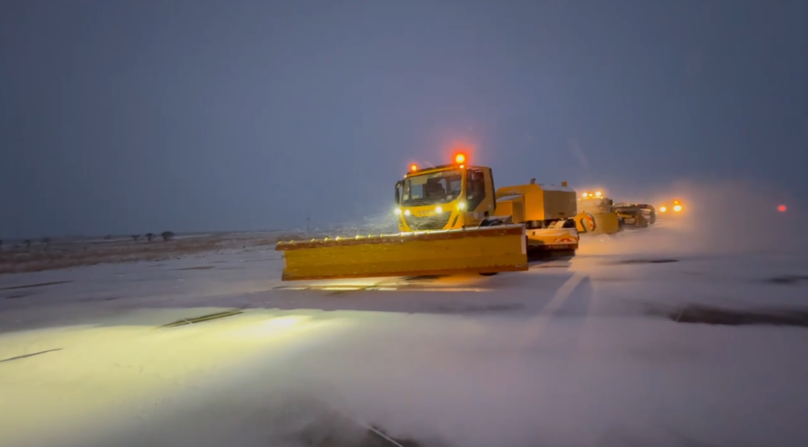 HAVALİMANIMIZDA KAR VE BUZLANMAYA KARŞI YOĞUN MÜCADELE
