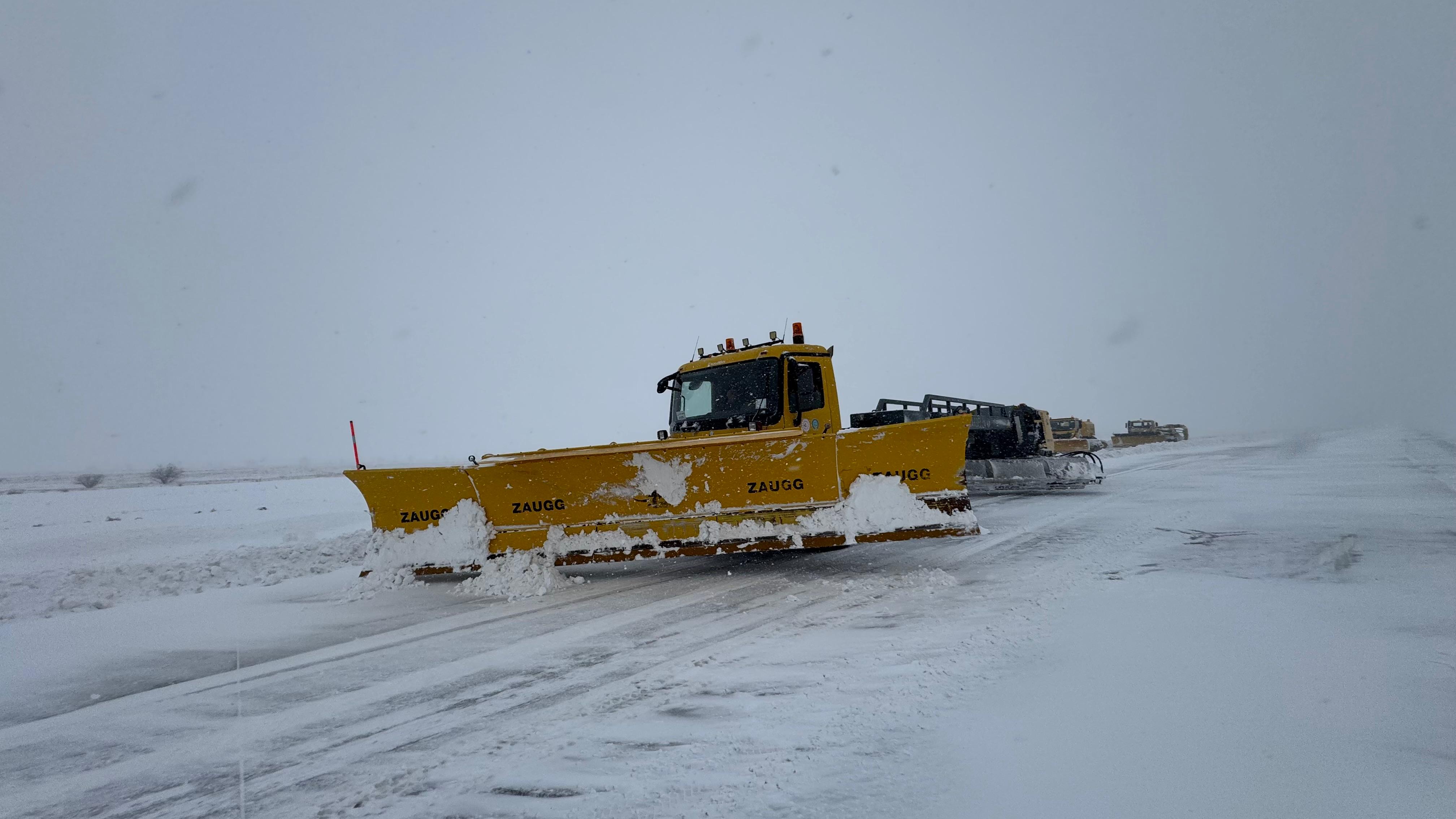 HAVALİMANIMIZDA KAR VE BUZLANMAYA KARŞI YOĞUN MÜCADELE