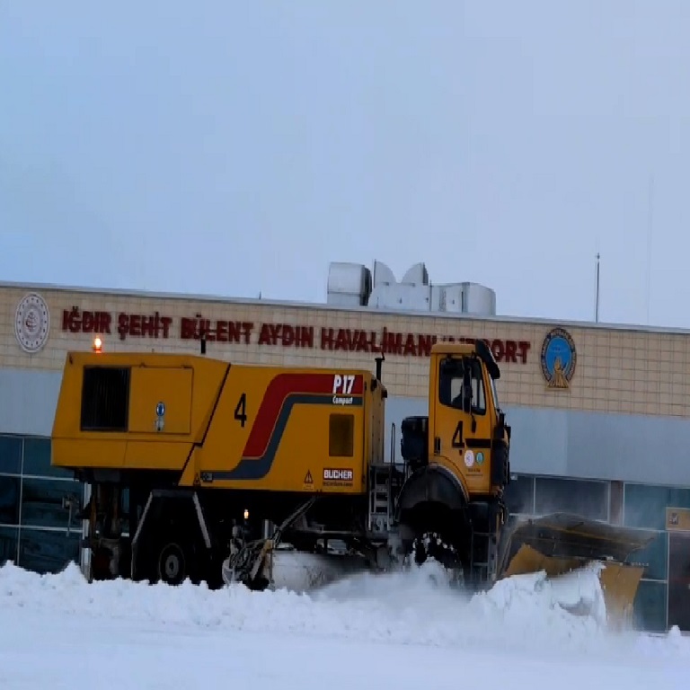 DHMİ IĞDIR ŞEHİT BÜLENT AYDIN HAVALİMANI'NDA KARLA MÜCADELE ÇALIŞMALARI