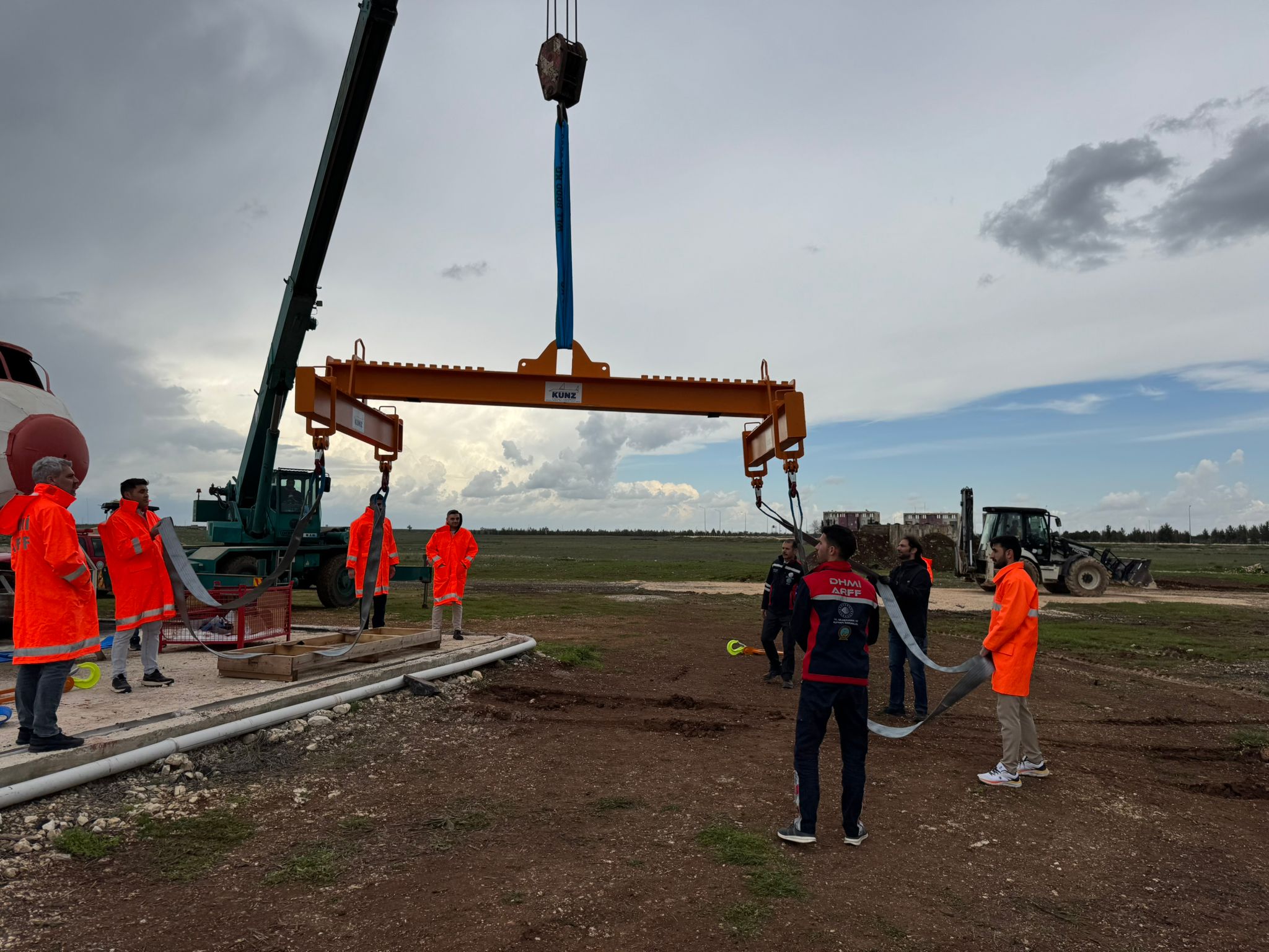 Havalimanımızda Uçak Kaldırma Kemerleri Eğitimi ve Tatbikatı Yapıldı.