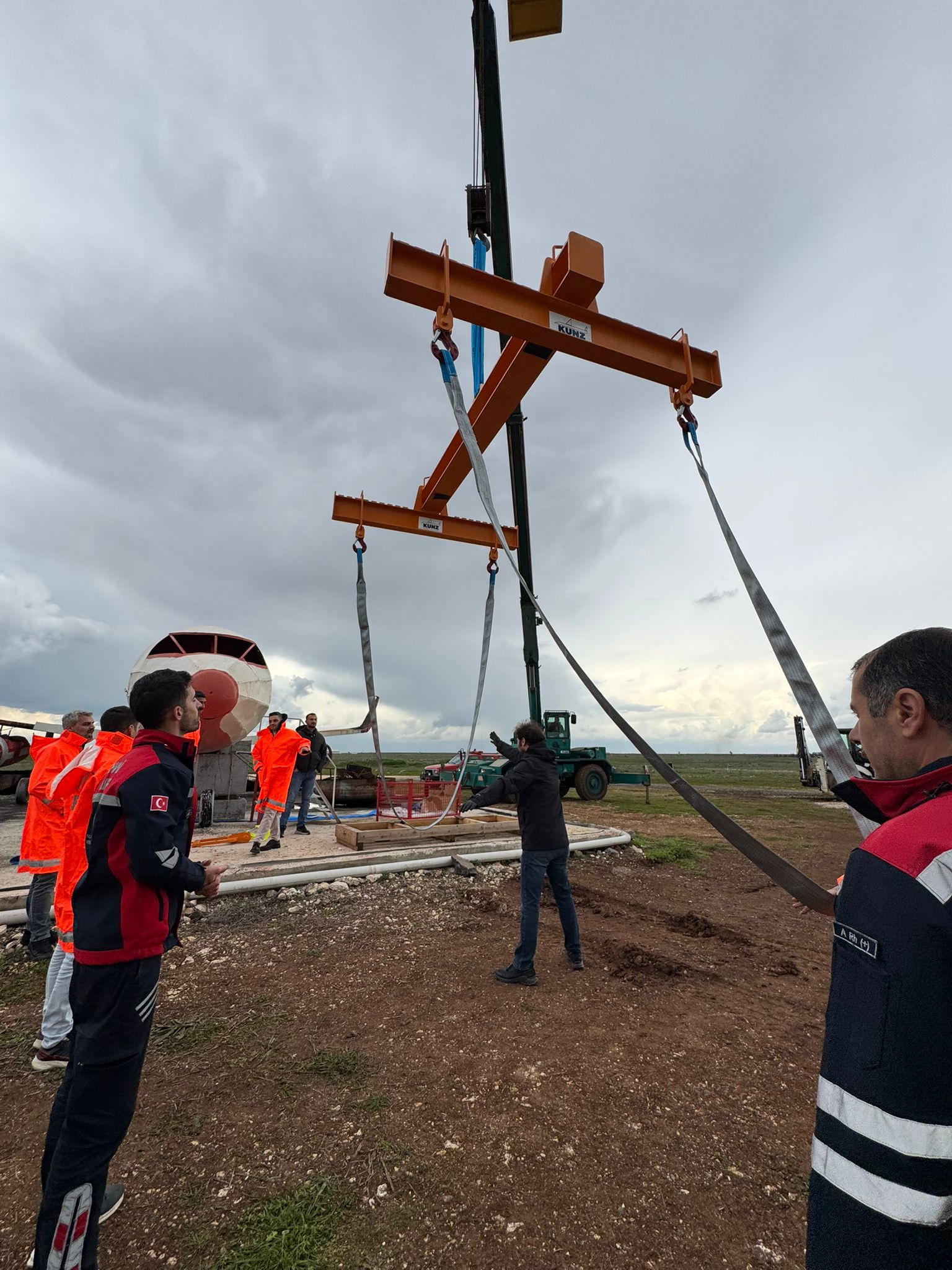 Havalimanımızda Uçak Kaldırma Kemerleri Eğitimi ve Tatbikatı Yapıldı.