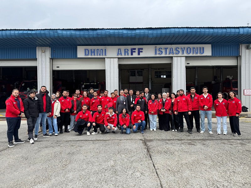 ARDAHAN ÜNİVERSİTESİ NİHAT DELİBALTA GÖLE MESLEK YÜKSEKOKULU MÜLKİYET KORUMA VE GÜVENLİK BÖLÜMÜ SİVİL SAVUNMA VE İTFAİYECİLİK PROGRAMI ÖĞRENCİLERİ HAVALİMANIMIZI ZİYARET ETTİ
