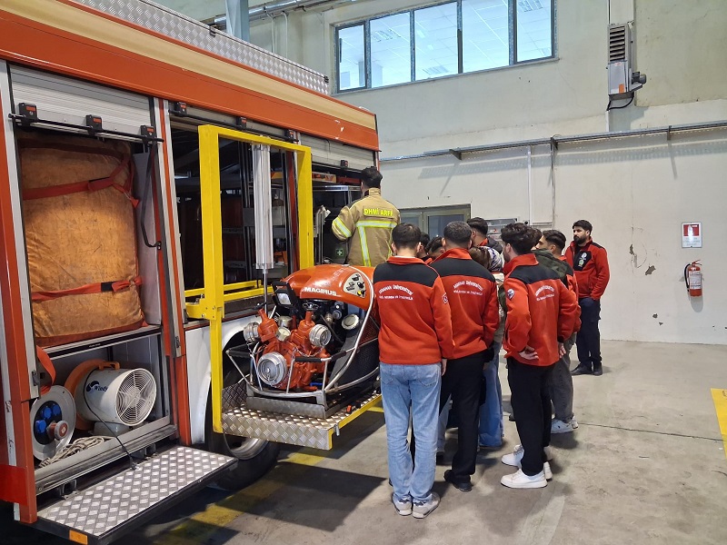 ARDAHAN ÜNİVERSİTESİ NİHAT DELİBALTA GÖLE MESLEK YÜKSEKOKULU MÜLKİYET KORUMA VE GÜVENLİK BÖLÜMÜ SİVİL SAVUNMA VE İTFAİYECİLİK PROGRAMI ÖĞRENCİLERİ HAVALİMANIMIZI ZİYARET ETTİ