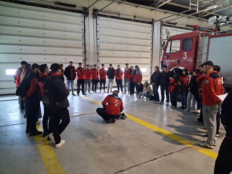 ARDAHAN ÜNİVERSİTESİ NİHAT DELİBALTA GÖLE MESLEK YÜKSEKOKULU MÜLKİYET KORUMA VE GÜVENLİK BÖLÜMÜ SİVİL SAVUNMA VE İTFAİYECİLİK PROGRAMI ÖĞRENCİLERİ HAVALİMANIMIZI ZİYARET ETTİ