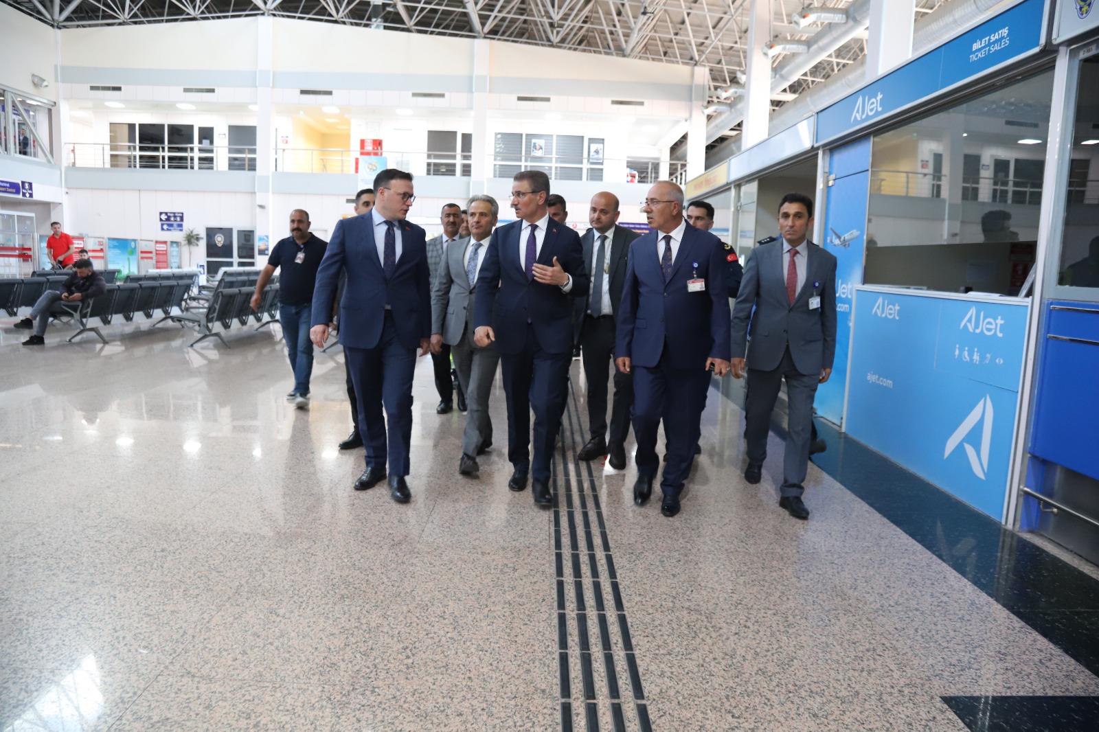 ERZURUM VALİMİZ SAYIN AYDIN BARUŞ BAŞKANLIĞINDA, HAVALİMANIMIZDA DEVAM EDEN APRON YENİLEME VE PİST PRİMER KABLO DEĞİŞİM ÇALIŞMALARININ DEĞERLENDİRİLDİĞİ KAPSAMLI BİR TOPLANTI GERÇEKLEŞTİRİLDİ.