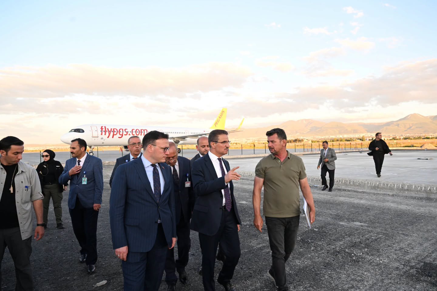 ERZURUM VALİMİZ SAYIN AYDIN BARUŞ BAŞKANLIĞINDA, HAVALİMANIMIZDA DEVAM EDEN APRON YENİLEME VE PİST PRİMER KABLO DEĞİŞİM ÇALIŞMALARININ DEĞERLENDİRİLDİĞİ KAPSAMLI BİR TOPLANTI GERÇEKLEŞTİRİLDİ.