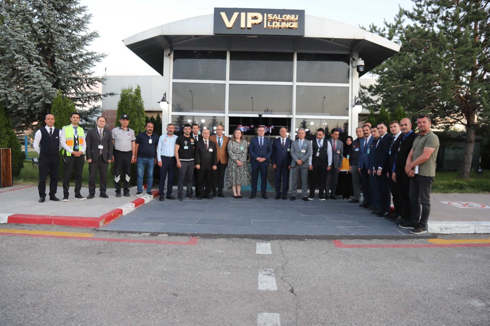ERZURUM VALİMİZ SAYIN AYDIN BARUŞ BAŞKANLIĞINDA, HAVALİMANIMIZDA DEVAM EDEN APRON YENİLEME VE PİST PRİMER KABLO DEĞİŞİM ÇALIŞMALARININ DEĞERLENDİRİLDİĞİ KAPSAMLI BİR TOPLANTI GERÇEKLEŞTİRİLDİ.