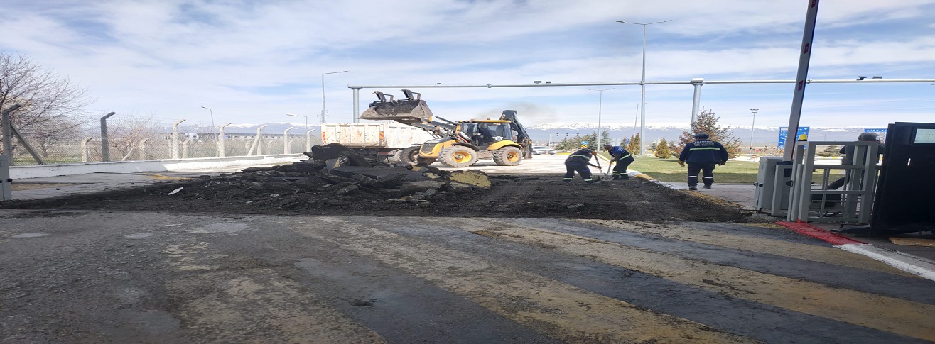 ERZURUM BÜYÜKŞEHİR BELEDİYESİ TARAFINDAN HAVALİMANIMIZDA YOL BAKIM, ASFALTLAMA VE PEYZAJ ÇALIŞMALARI YAPILIYOR