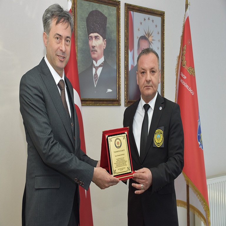 HAVALİMANIMIZ KORUMA VE GÜVENLİK ŞEFİNE SİNOP EMNİYET MÜDÜRLÜĞÜ TARAFINDAN PLAKET VERİLDİ