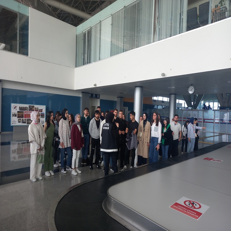 KAFKAS ÜNİVERSİTESİ SARIKAMIŞ MESLEK YÜKSEKOKULU ÖZEL GÜVENLİK VE KORUMA GÖREVLİSİ BÖLÜMÜ ÖĞRENCİLERİ HAVALİMANIMIZI ZİYARET ETTİ