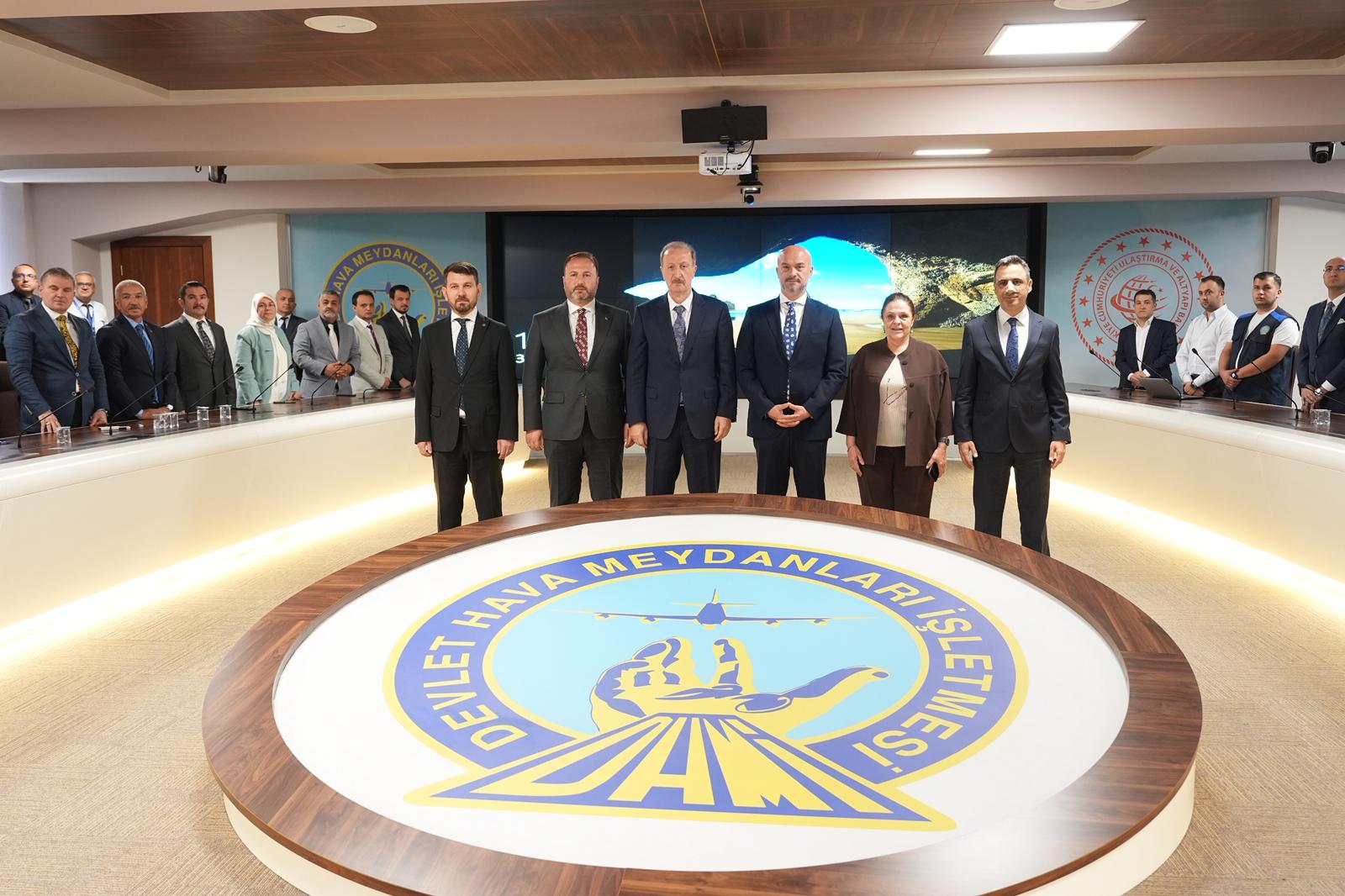 DHMİ'DE DEVİR TESLİM