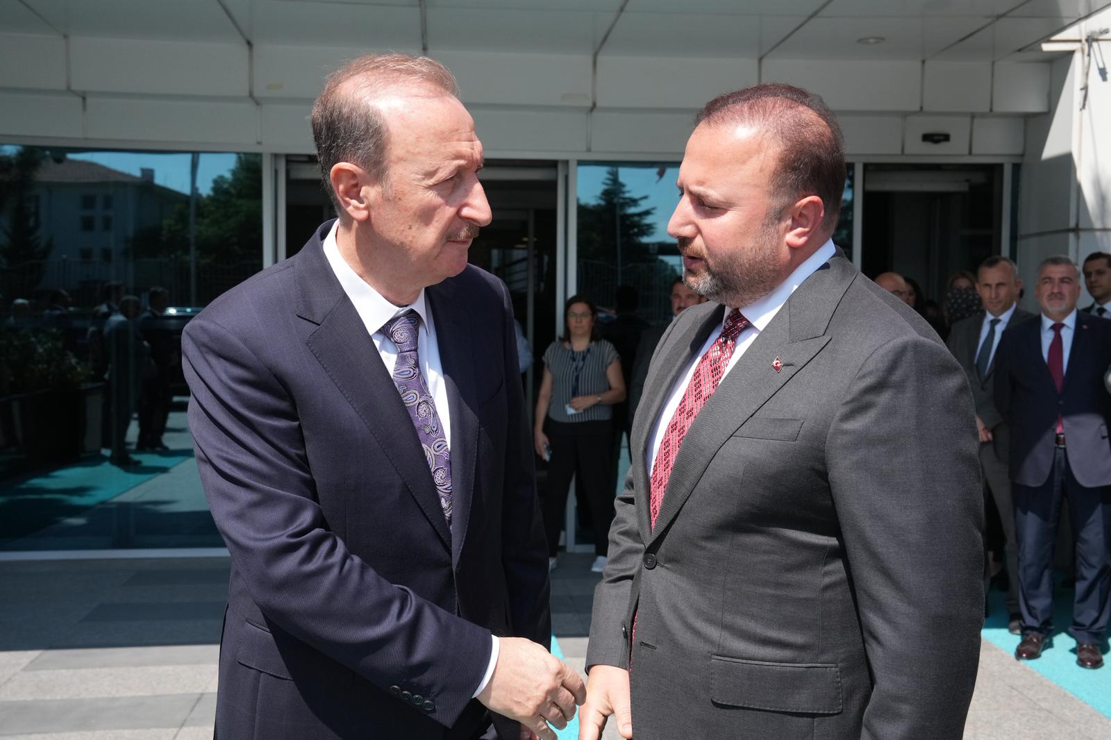 DHMİ'DE DEVİR TESLİM