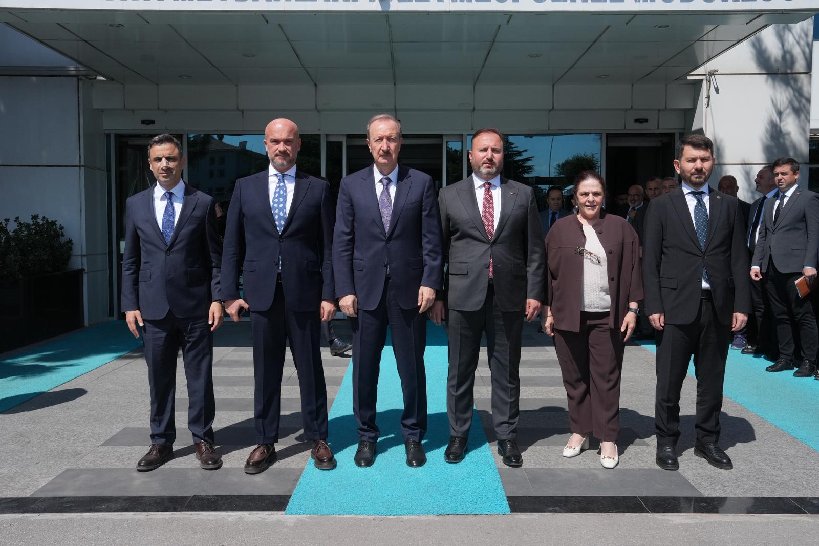 DHMİ'DE DEVİR TESLİM